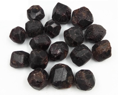 馬拉維到廣州進(jìn)口石榴石原石報(bào)關(guān)公司代理案例